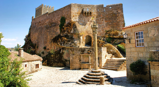 Castelos medievais estão localizados próximos à cidade de Covilhã